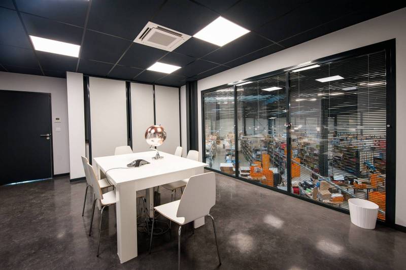 Installateur de pompe à chaleur avec climatisation cassette à Bordeaux pour les entreprises et les professionnels