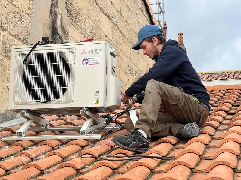 Installation d'une pompe à chaleur Mitsubishi air/air à Bordeaux dans un appartement près de la rue Sainte Catherine