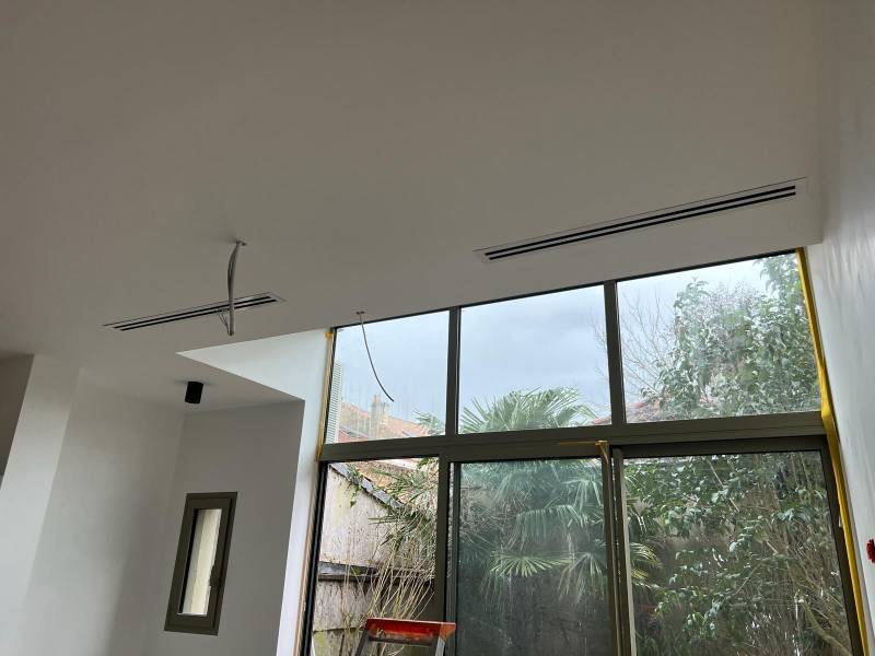 Installateur pompe à chaleur air/air gainable dans une maison neuve à Pessac près de Bordeaux