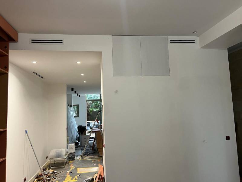 Installation climatisation gainable Bordeaux avec pompe à chaleur Mitsubishi dans une maison d'architecte neuve