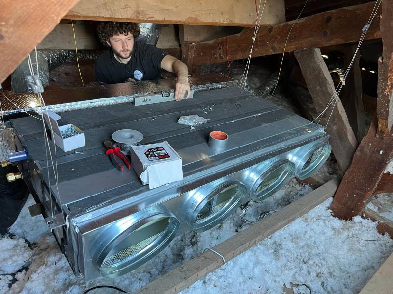 Installation d'une pompe à chaleur Mitsubishi air/air avec climatisation en gainable dans un appartement quartier des capucins à Bordeaux centre