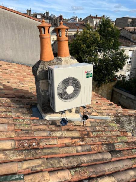 Installation pompe à chaleur mitsubishi avec climatisation réversible multisplit dans un appartement au dernier étage d'un immeuble à Bordeaux centre. Unité extérieure sur le toit.