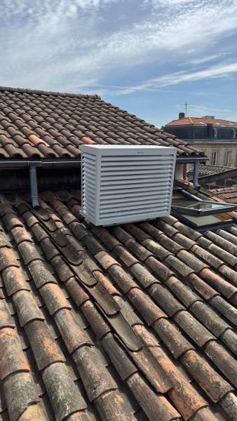 Pompe à chaleur avec cache groupe pour climatisation réversible multisplit sur le toit d'un immeuble à Bordeaux Rive Droite