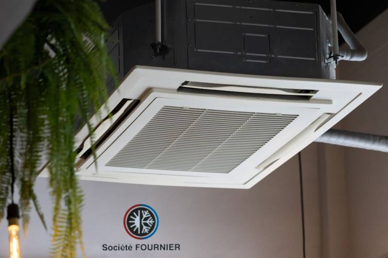 Installation d'une climatisation cassette pour un restaurant dans le centre de Bordeaux