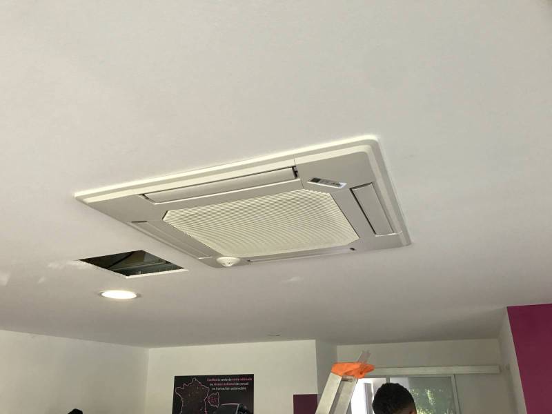 installation de climatisation cassette dans les bureaux d'une entreprise à Canéjan